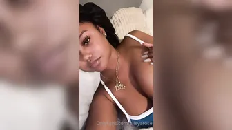 alieyarose onlyfans Pregnant woman posing in front of webcam.