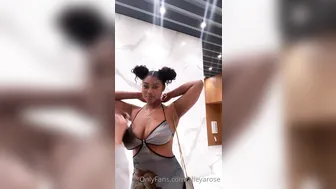 alieyarose onlyfans Skin in glasses shows big chest
