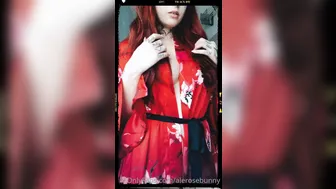 AleRoseBunny onlyfans undressed in front of the camera