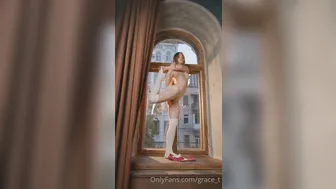 Grace_t Insatiable blonde stretches her pussy
