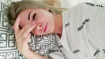 Alinity, Natalia Mogollon. Twitch personality onlyfans Test girl caresses vagina