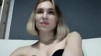 anacumleader Gorgeous babe fucks her shaved cunt