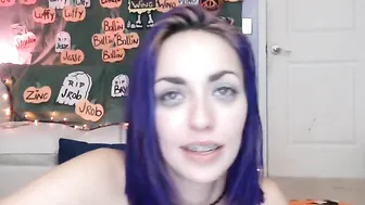 starpowerrr in a new apartment shows a striptease
