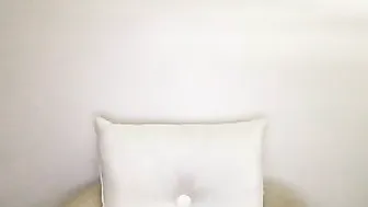 claraa1 Plump brunette masturbating pussy with her hand