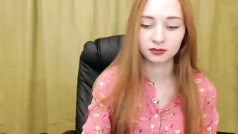 foxvr Sexy babe undresses on camera