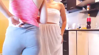 leeloo95 pampushka gets an orgasm