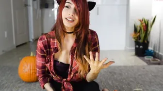 lizmreow caresses gorgeous ass