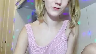 hotschneewittchen Webmodel - jerks off and fucks her holes