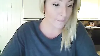 eden_mae Cutie in stockings fingers squeezing pussy