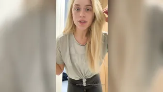 ElleBrookeUK onlyfans Putana fingers her pussy