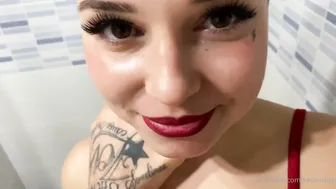 kevandceli  Incredible bitch shows off her delicious ass.