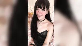 Feya Fern (feyafern aka Ittybittykath) onlyfans Gorgeous model tightly stretches both holes.