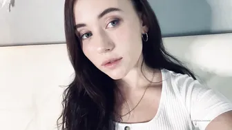 Anna aka arilaviee onlyfans Busty lady posing in fr