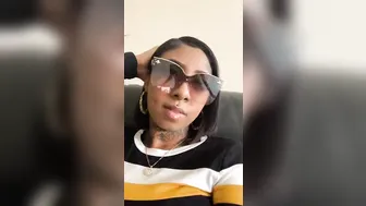 prettythaaaanng rubbing and jerking off her pussy