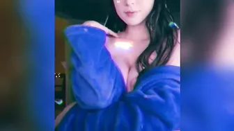 emilygrey Beautiful fingering pussy and showing boobs