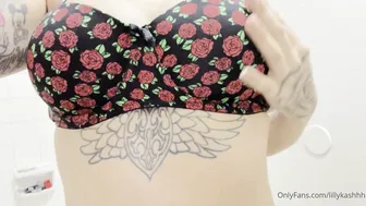 Lilly Kash (lillykash) onlyfans Young shlendra fucking pussy phallus