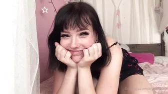 Feya Fern (feyafern aka Ittybittykath) onlyfans caresses shaved pussy