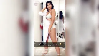 Emira Kowalska (Emira Foods) onlyfans Gorgeous lady caresses pussy through panties