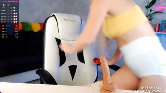 super_peach chaturbate Slender beauty caresses sex lips