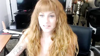 petitegoddess Busty chick rubs her body with oil