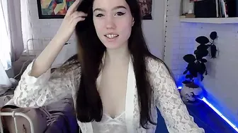 lilamytee Petite babe gently masturbates cunt