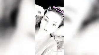 queenb_ onlyfans Little girl plays with hole