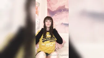 ickypeach onlyfans latin girl plays with the clitoris