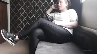 Queengf90 onlyfans Gorgeous sex bomb caresses sex lips