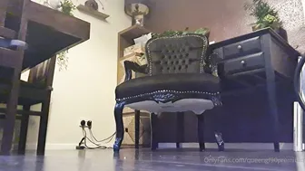 Queengf90 onlyfans Zierliche Schlampe streichelt ihre nasse Muschi