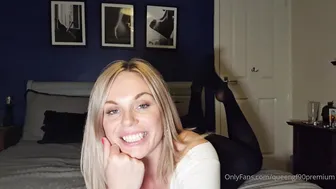 Queengf90 onlyfans Sexy chick masturbates shaved wet pink hole