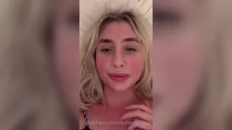 lilydaisyphillips onlyfans Sexy hottie gently pulls wet pink hole