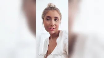 lilydaisyphillips onlyfans scrawny cam whore plays with her tight hole