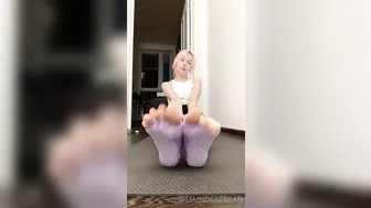 tsunderebean onlyfans scrawny wet pink hole riding a big toy