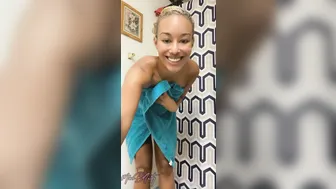 missbnaty onlyfans lying on a white sofa and masturbating 2022 cam show