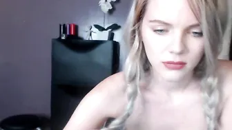 orayoung Playful lady fondles her finger