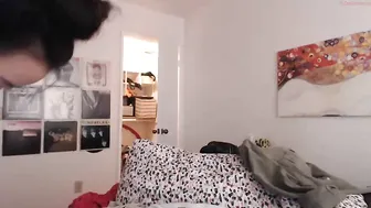 zilla_x Sexy mistress pulls pussy