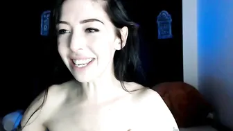 harloweblue Incendiary hottie gently jerks off her cunt