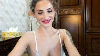 lilie Teen beauty caresses shaved cunt