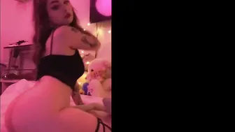 deerbxby onlyfans DГјnnes MГ¤dchen fingert sich