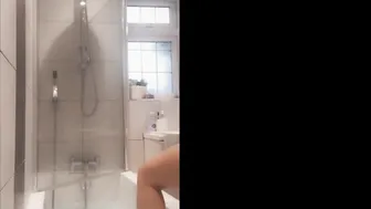Lauren Alexis onlyfans pissing a little leaning on the back of the chair