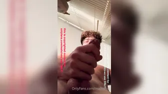 emilivno Sexy kralja masturbates with a phallus