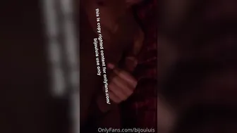 emilivno Hot young lady is fucking pussy