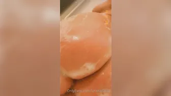 larissanadia Spectacular skin cleaves the vagina with a large dildo