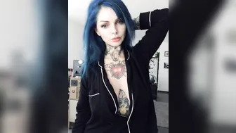 Riae SG onlyfans Cute chick jerks both holes