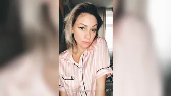 Julia Unicorn Busty kurva fingering her pussy with a vibrator