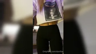 Danifae Impressive babe fucks anus