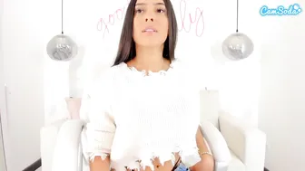 dezzire Fat bitch pulls pussy