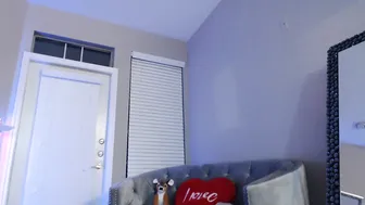 Fawnnn_ Ardent lady fucks the cap with her hand