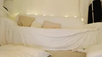 yummyumns Cutie plays with pussy