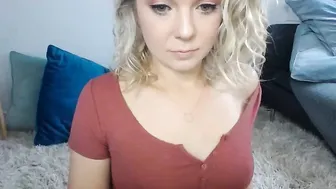 caireen Luxurious doll shows tits